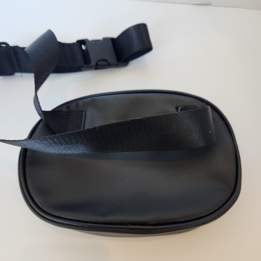 Black fanny pack with adjustable strap - Picture 5 of 7